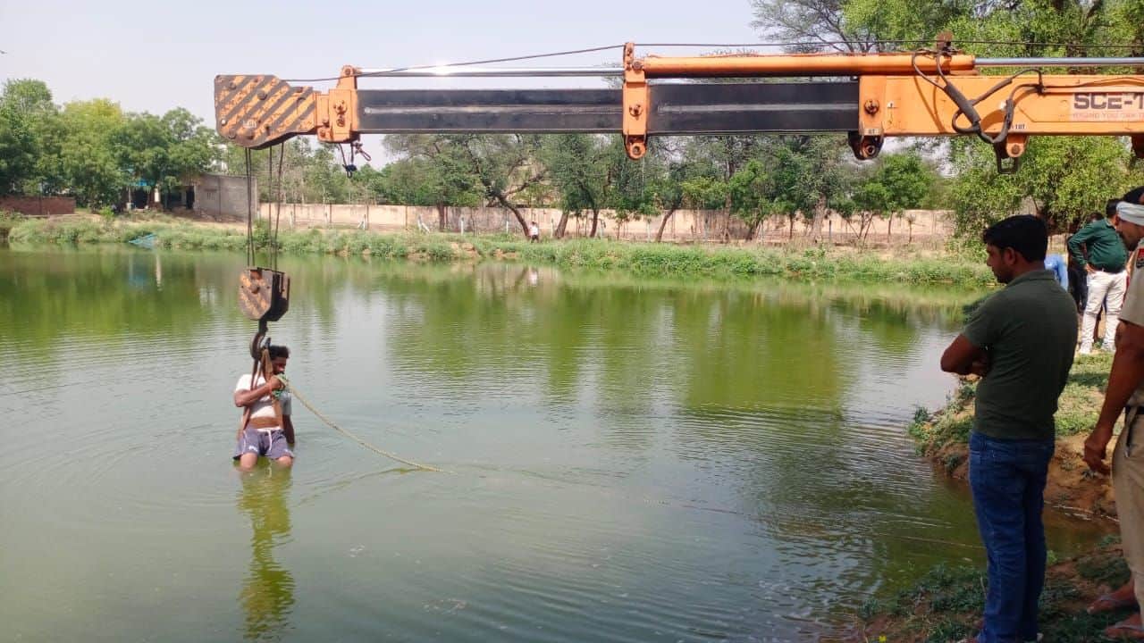  जुई के बाबा माइराम जोहड़ में डूबे युवक की तलाश करते गोताखोर।
