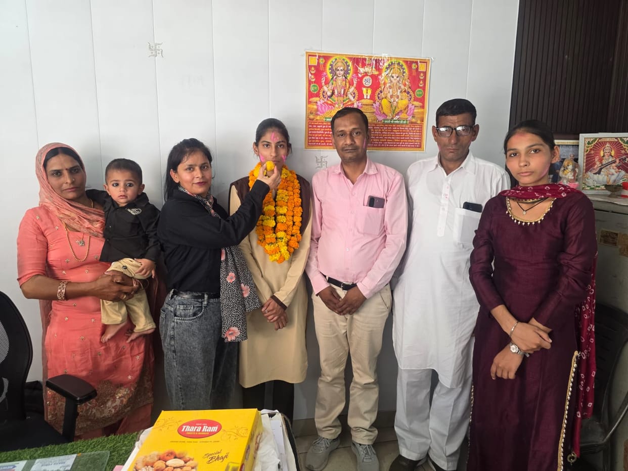 A distance from mobile phone created history, Arzoo in the top three of the state