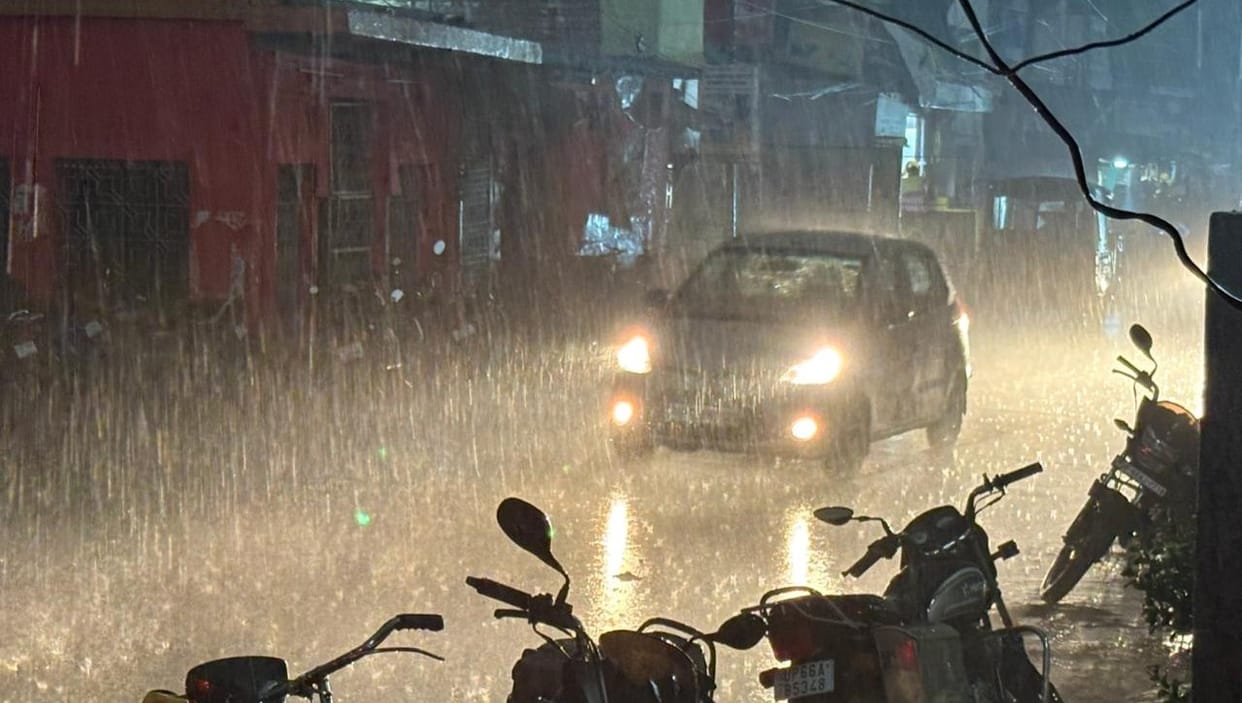 18 people died in a storm with a speed of 80 kmph, a pontoon bridge was washed away and trains were stopped.