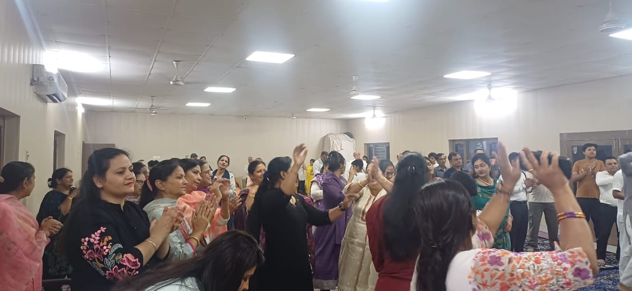 Sri Sri Ravi Shankar's 70th birthday celebrated with devotion