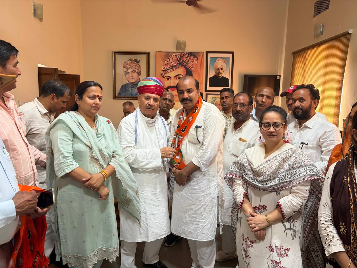 10 independent councillors met Rao Indrajit