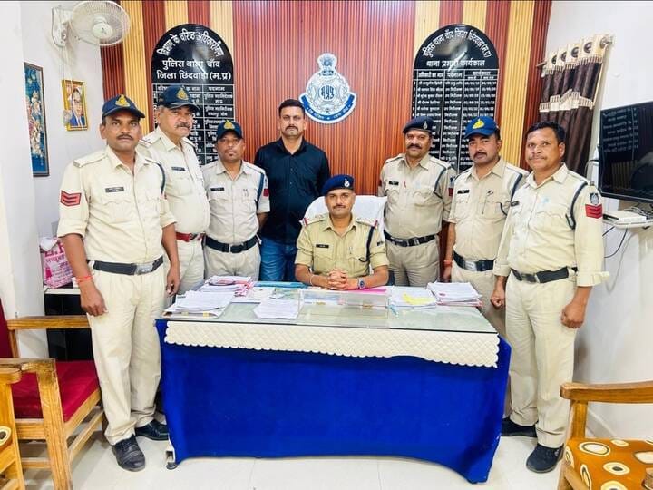 मामले का खुलासा करती पुलिस
