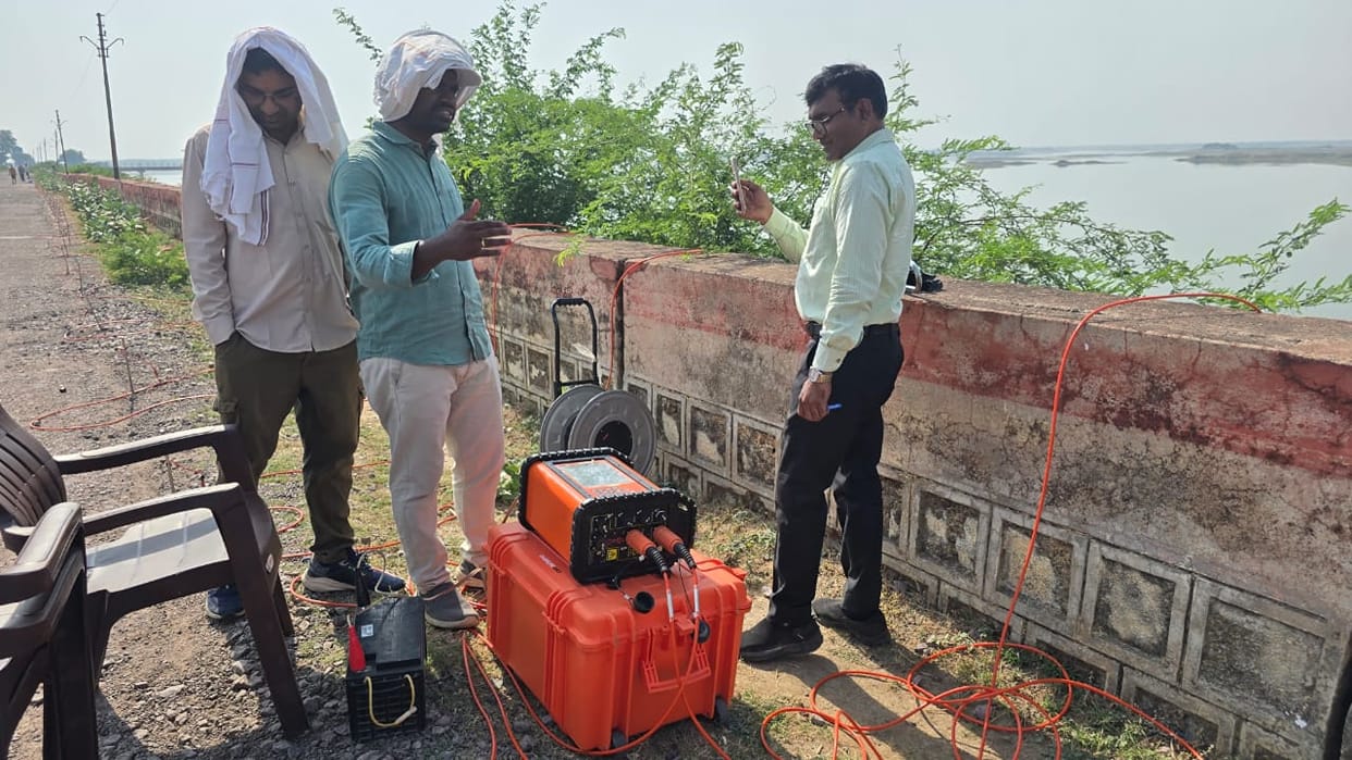 Repairs to the technical fault in the Maudaha Dam gates began today.