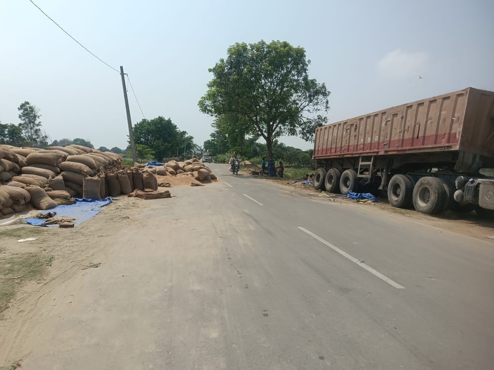 A wheat-laden trailer overturned in the middle of the road, blocking the Nichlaul-Siswa road for three hours.
