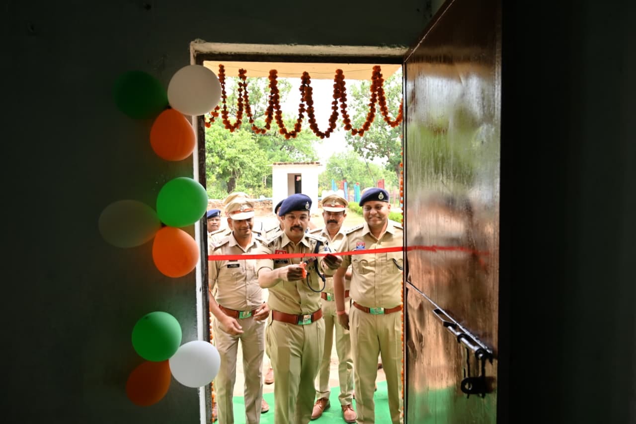 नवीन थाना का उद्घाटन करते पुलिस अधीक्षक