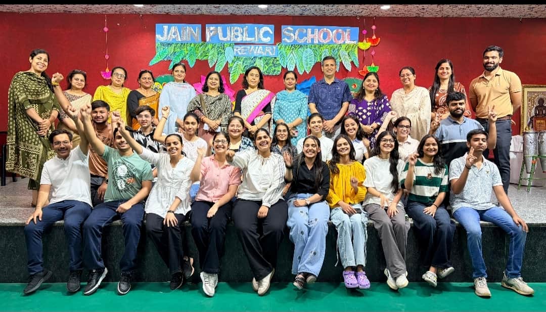 परीक्षा परिणाम के बाद खुशी जाहिर करते जैन पब्लिक स्कूल के विद्यार्थी। स्रोत : स्कूल