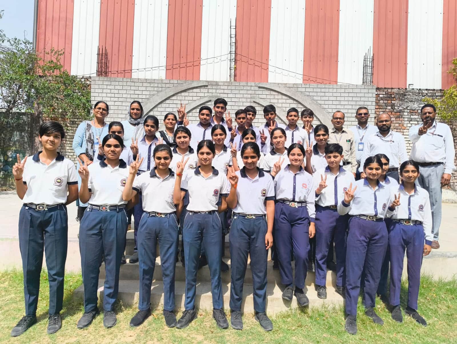 परिणाम आने पर खुशी जाहिर करते एसकेजी स्कूल के विद्यार्थी। स्रोत : स्कूल