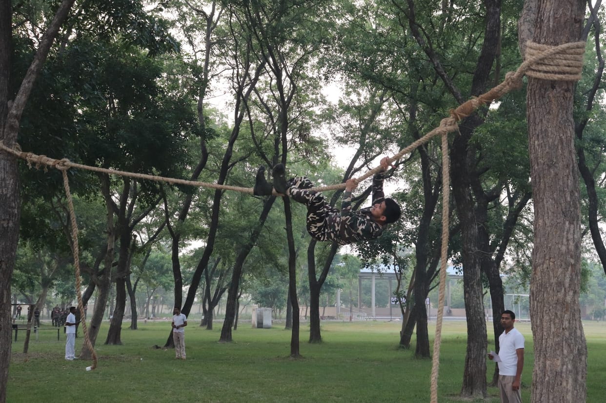 The fitness and agility of the soldiers were seen in the commando competition