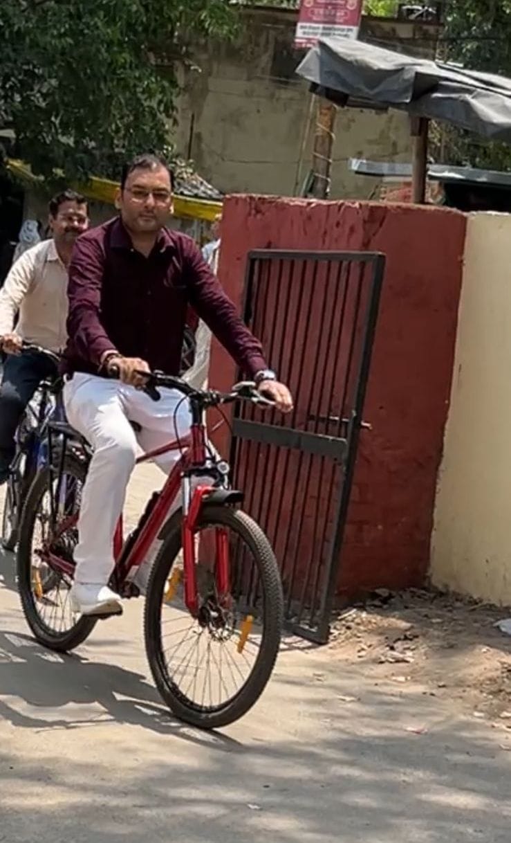 Following the Prime Minister's appeal, the DPRO arrived at the office on a bicycle