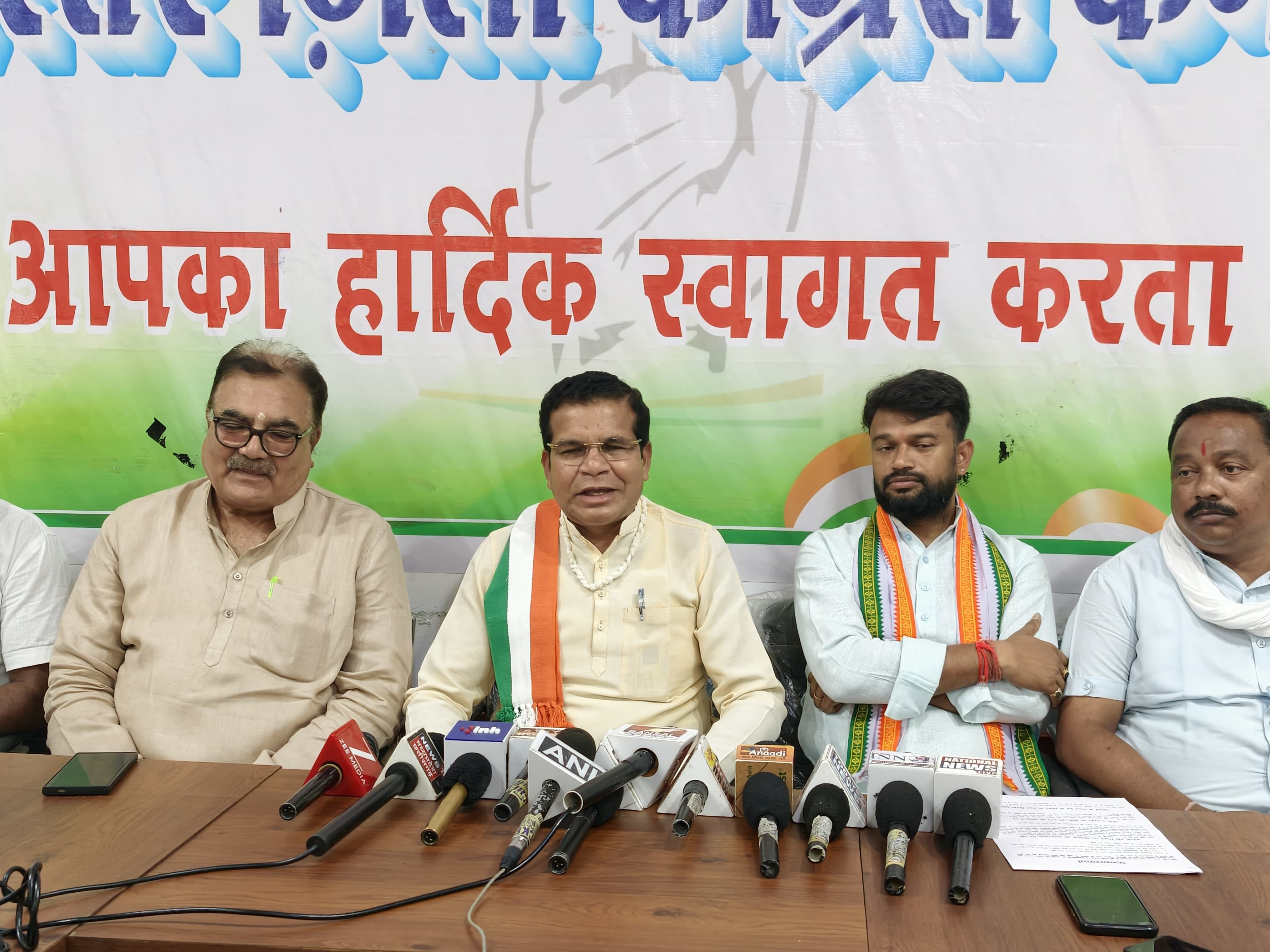 पत्रवार्ता को संबोधित करते मोहन मरकाम