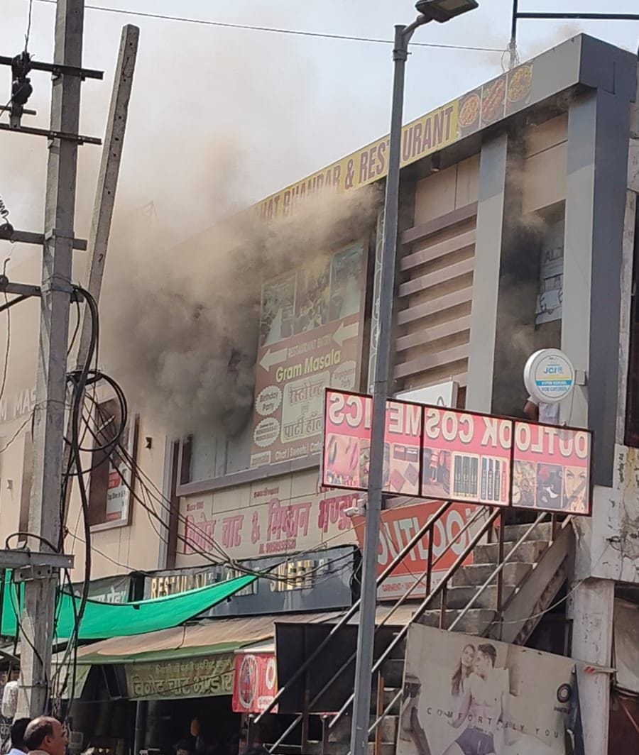 A fire broke out in the kitchen of Chaat Bhandaar located at Rohtak Gate, but it was brought under control in time.