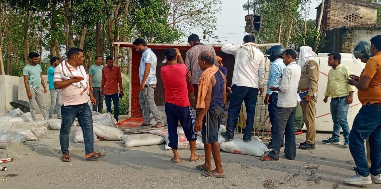 Five labourers injured, three seriously, as cement-laden pickup overturns