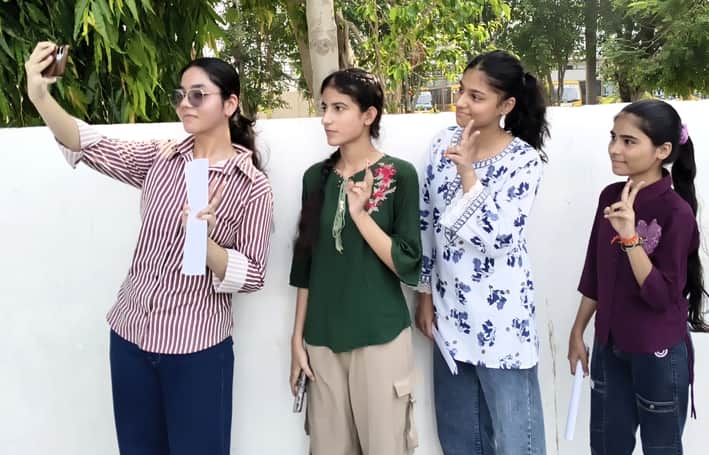 सीबीएसई 12वीं का  रिजल्ट आने पर खुशी में सेल्फी लेतीं छात्राएं। संवाद
