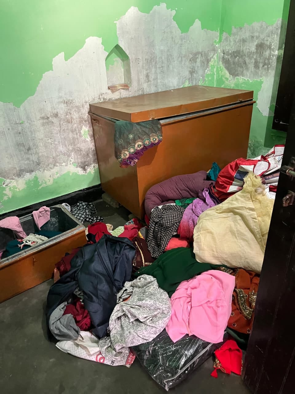 Jewelry and Cash Worth Lakhs Stolen After Breaking House Lock