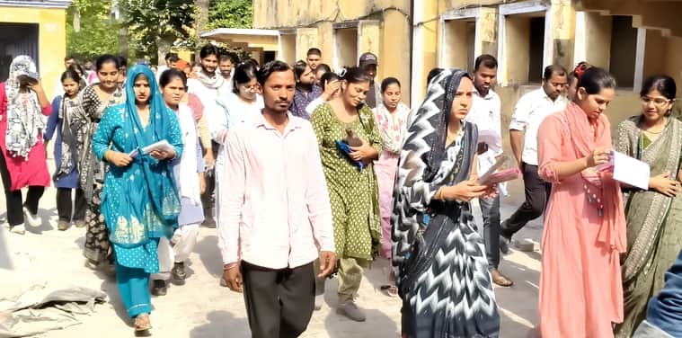 सरस्वती इंटर कॉलेज से डीएलएड की परीक्षा देकर निकलते परीक्षार्थी। संवाद