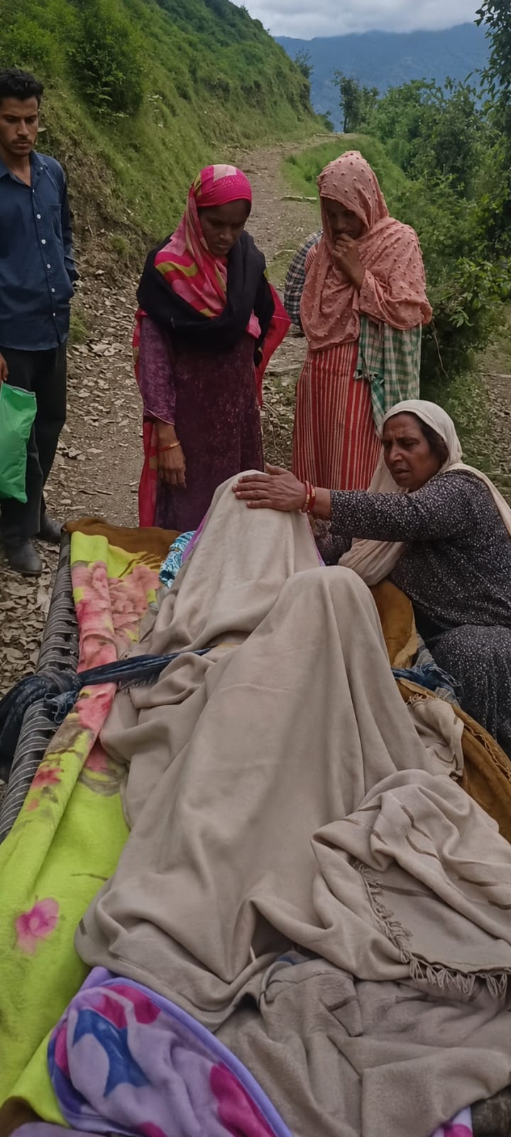 सड़क न होने से चारपाई पर मरीज को अस्पताल पहुंचाने को मजबूर ग्रामीण,डेढ़ घंटे तक पहाड़ी रास्तो