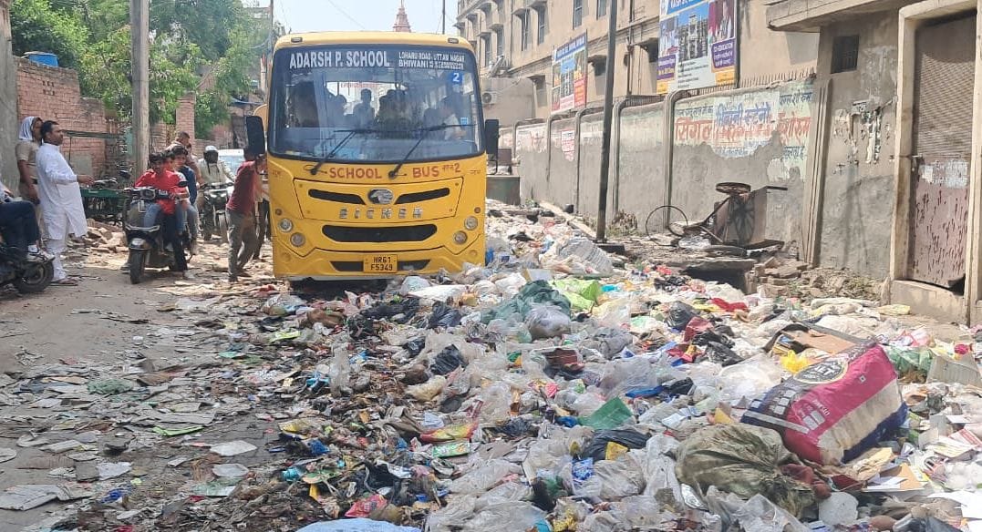 The strike turned the city into garbage, with a school bus stuck in the garbage causing a traffic jam for half an hour.