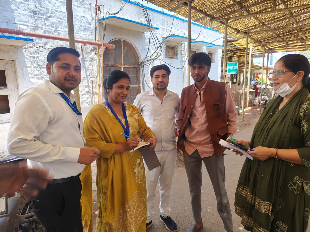 दूल्हा पकड़ाया तम्बाकू खाते हुए।