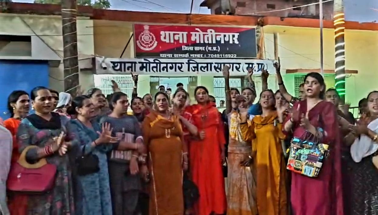 Two groups of transgenders clashed, and both sides reached the police station