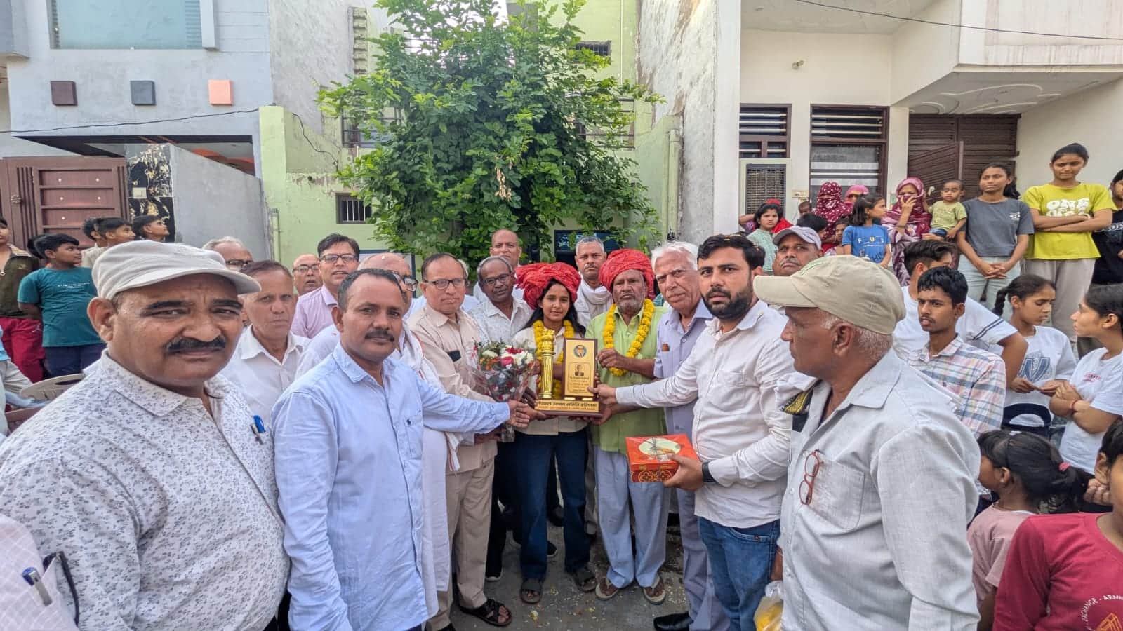 दीपिका को सम्मानित करते मेघवाल उत्थान समिति के पदाधिकारी। स्रोत : समिति