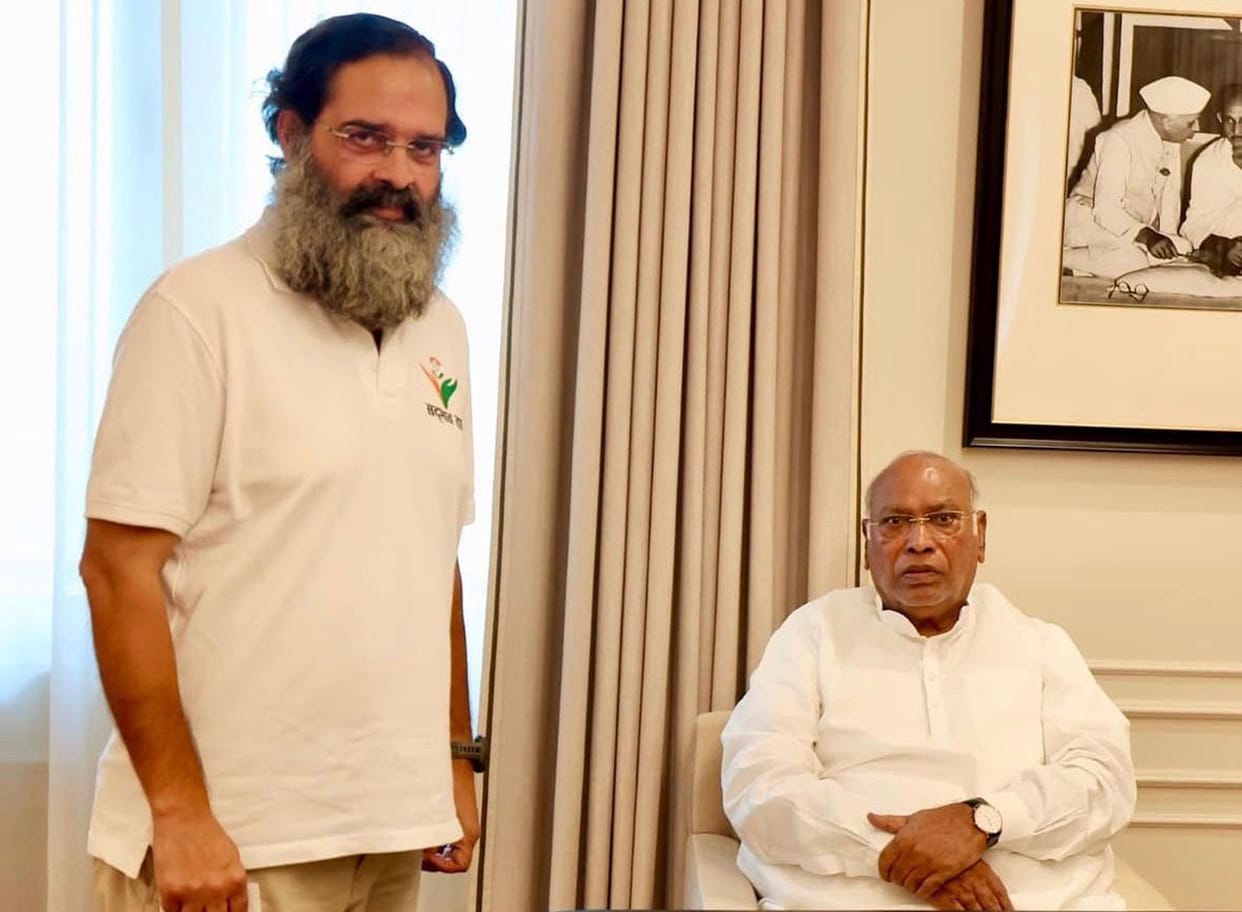 Former MP Brijendra Singh met Congress National President Mallikarjun Kharge.