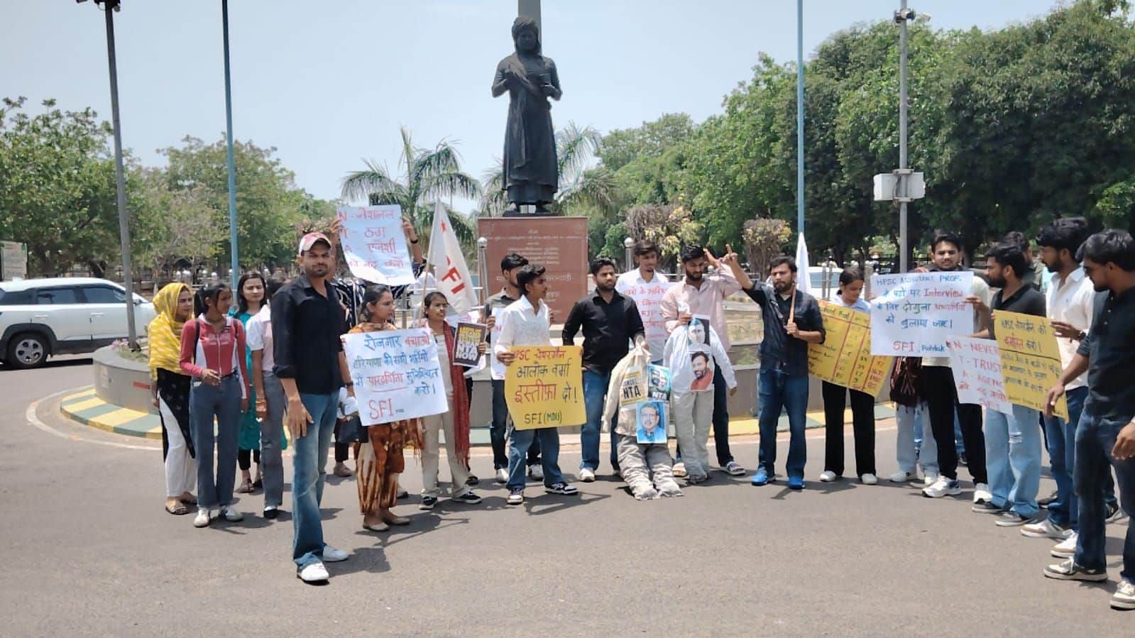 19-एमडीयू परिसर में असिटेंट प्रोफेसर की भर्ती को लेकर प्रदर्शन करते एसएफआई के कार्यकर्ता व वि