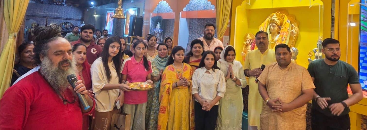 26-बाबा बालकपुरी डेरे में भजन संध्या में शामिल श्रद्धालु । स्रोत : श्रद्धालु