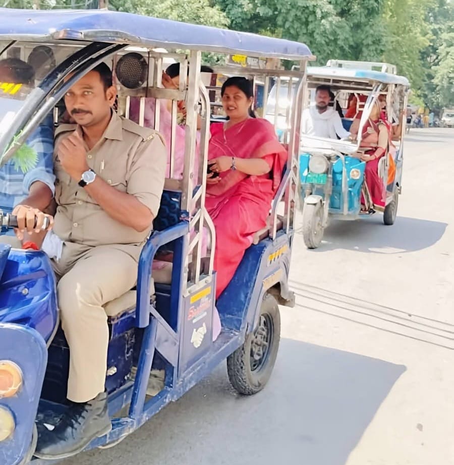 MP Travels by E-Rickshaw, Conveys Message of Fuel Conservation
