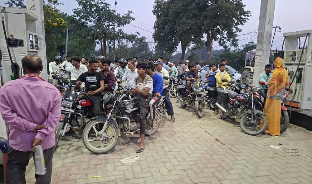 अहरौला के भोगईचा पेट्रोल टंकी पर पेट्रोल के लिए लगी लोगों की भीड़। संवाद
