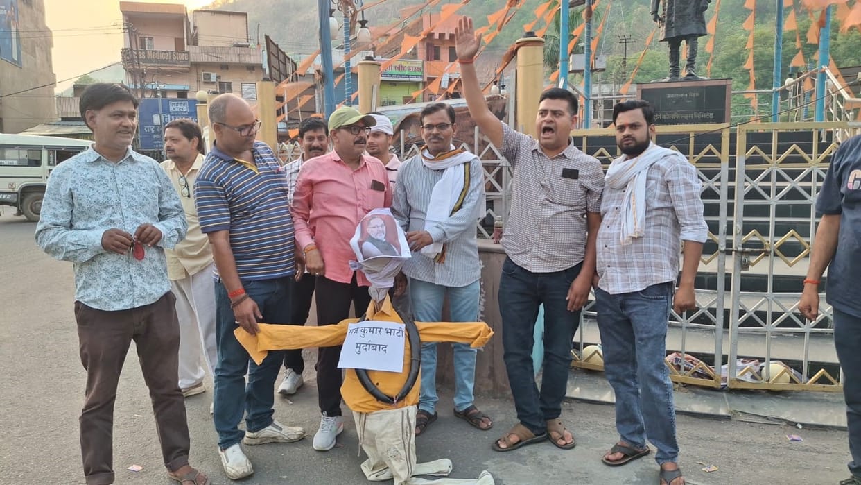 Brahmin Community Burns Effigy of SP Spokesperson