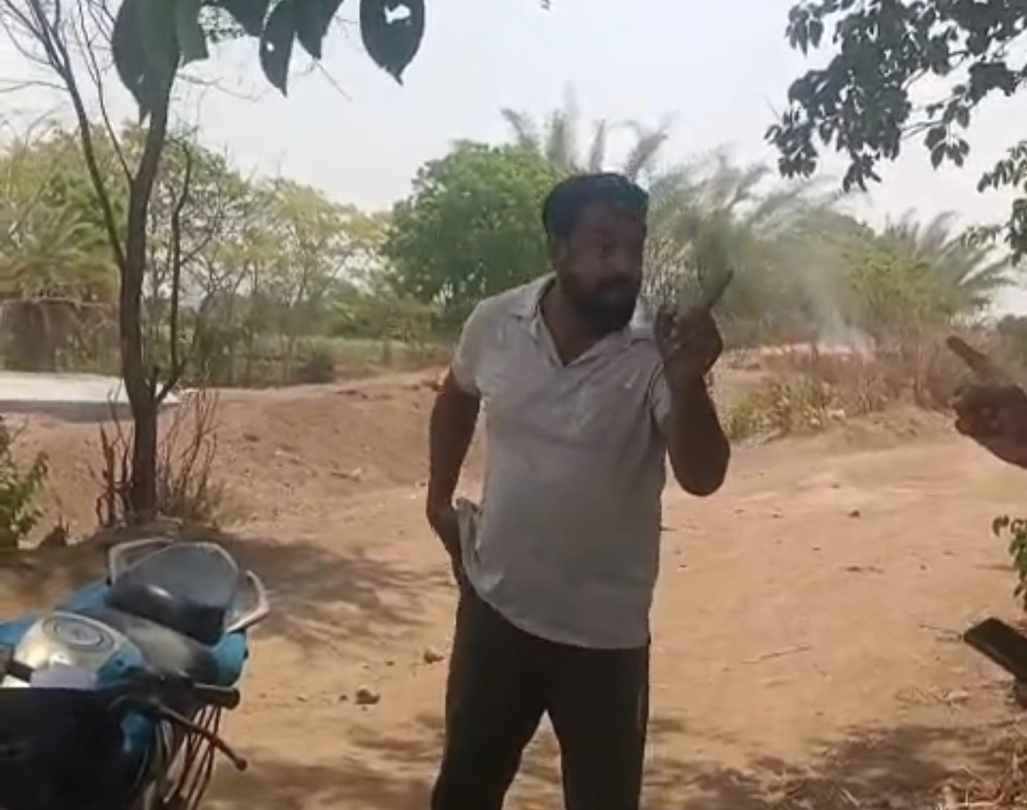अधिकारी को धमकी देता सरपंच पुत्र।