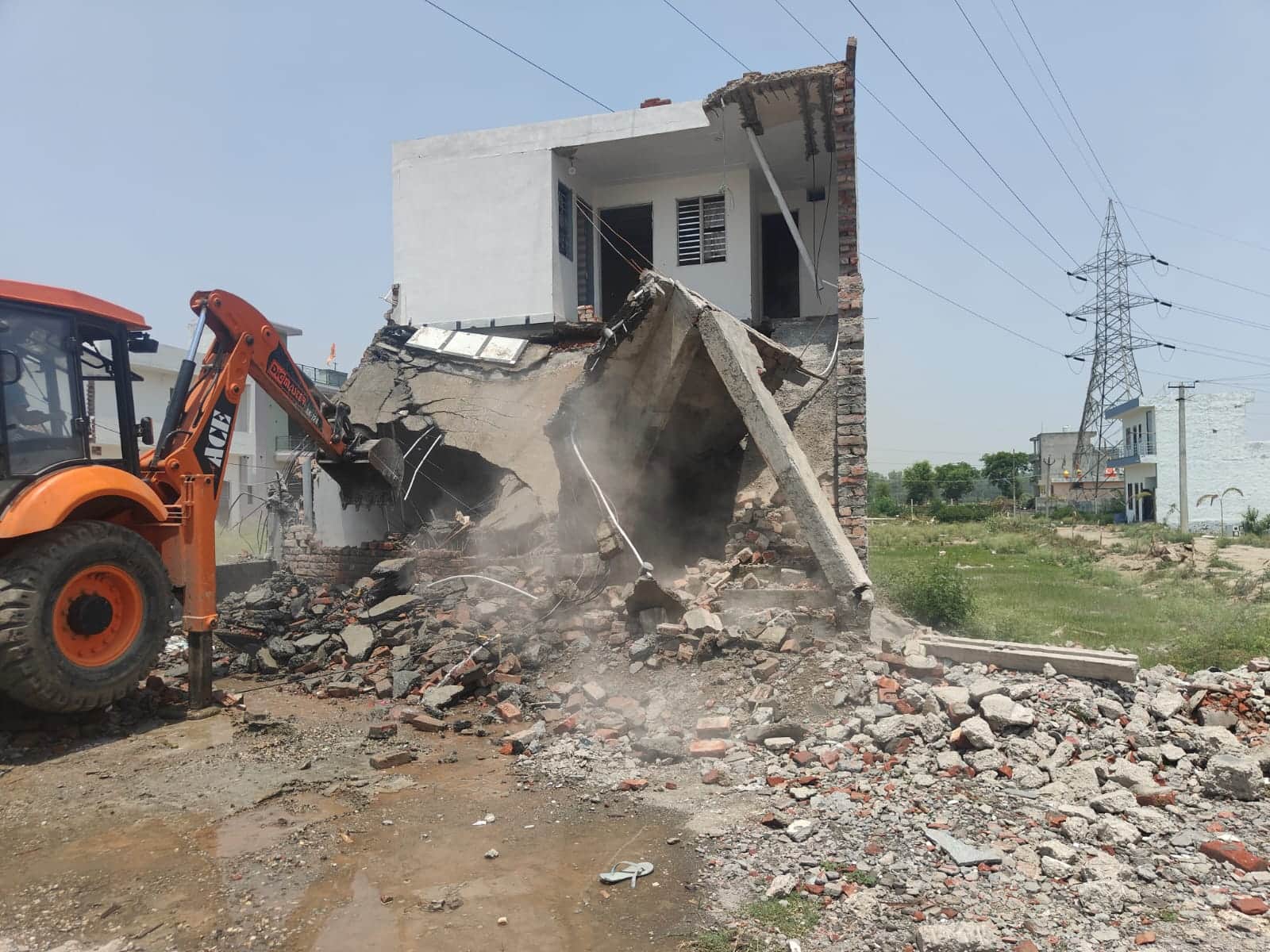 अवैध निर्माण गिराती जेसीबी। प्रवक्ता