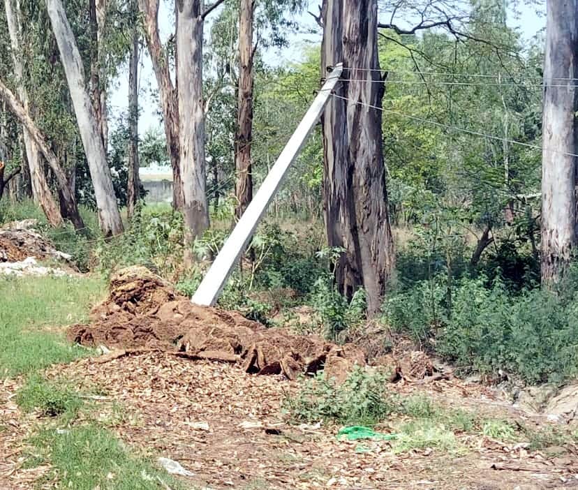 बिजनौर-जंदरपुर मार्ग पर आंधी से टूटा विद्युत पोल। संवाद