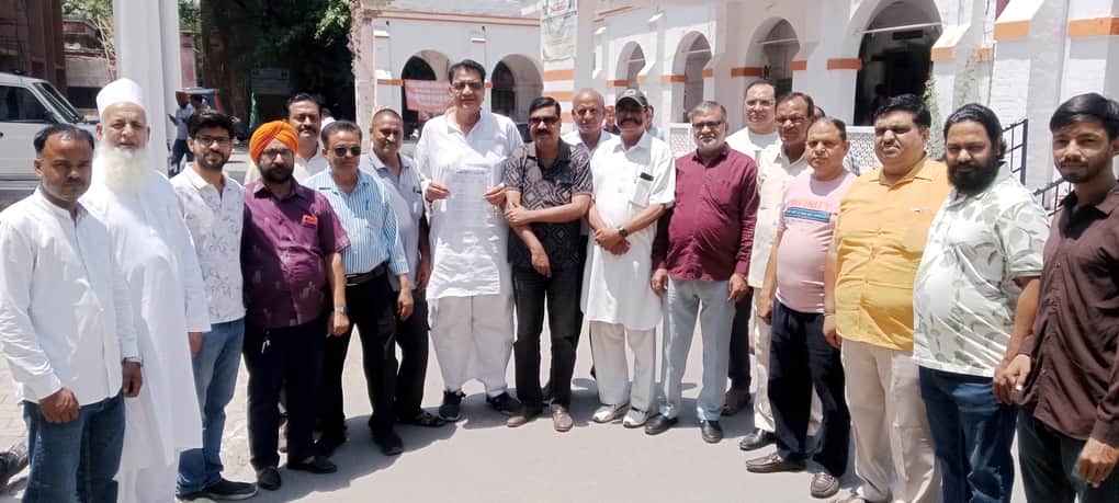 बिजनौर में डीएम को ज्ञापन देने पहुंचे व्यापारी। संवाद