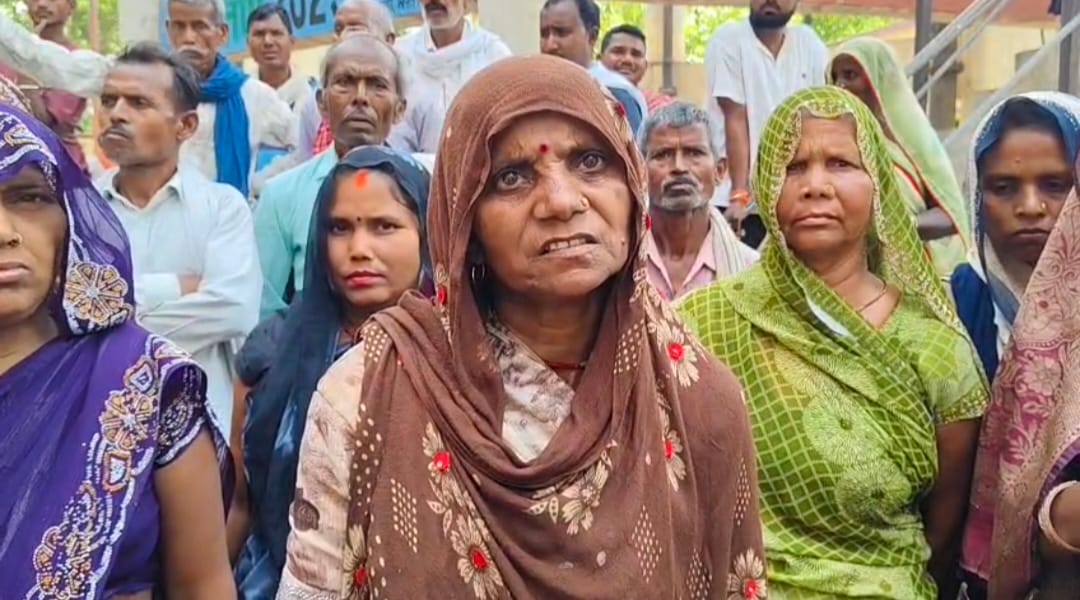बैंक शाखा के बाहर प्रदर्शन करके एसबीआई ग्राहक सेवा केंद्र के खाताधारक स्रोत -सोशल मीडिया