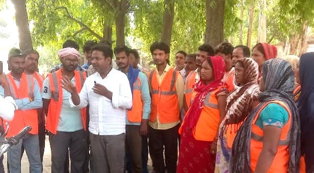 बकाया भुगतान की मांग को लेकर प्रदर्शन करते सफाईकर्मी। संवाद