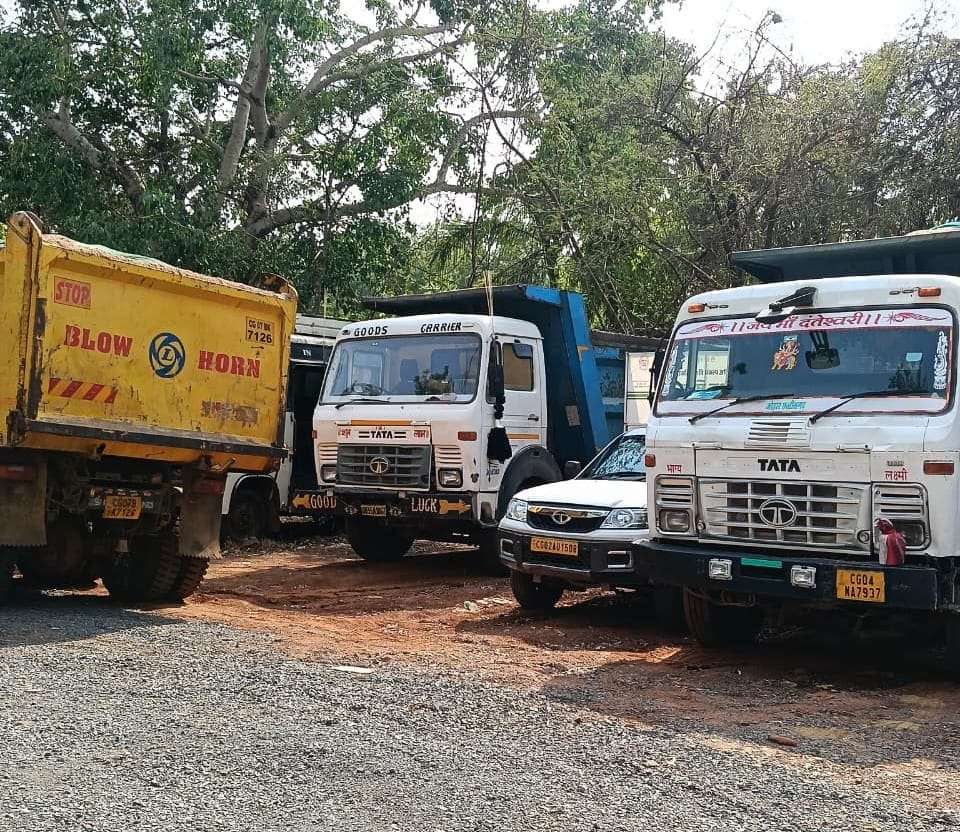 team of Mineral Department took major action by arresting three heavy vehicles transportation In Balod