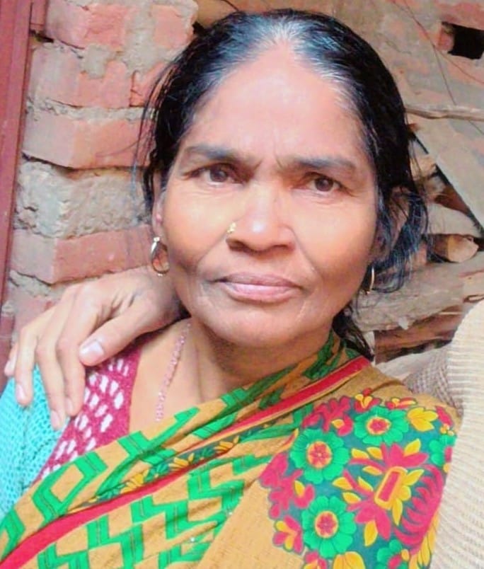 Fearing a monkey, a woman fell from the roof and died.