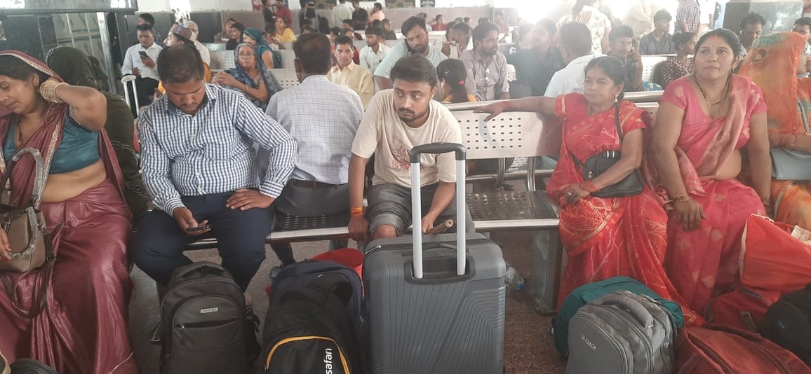 Mathura Chhapra Express arrived six and a half hours late