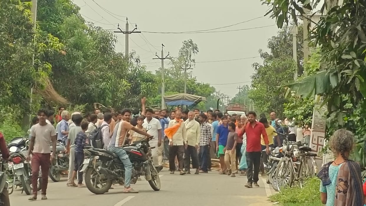 Villagers, troubled by the terror of monkeys, blocked the Nichlaul-Puraina road.