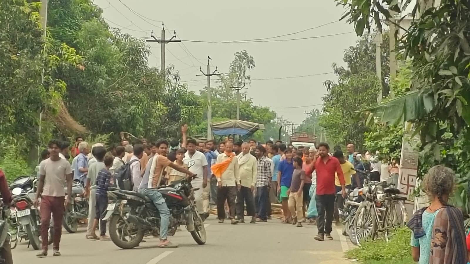 बंदर के हमले के बाद लोगों ने निचलौल-पुरैना मार्ग किया जाम।  