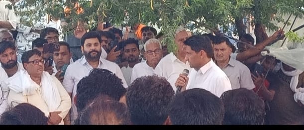 Congress leaders support protest against house demolition