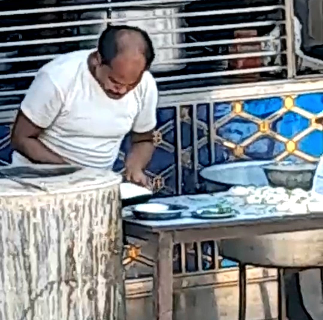 Accused of spitting while making roti in a hotel, video goes viral