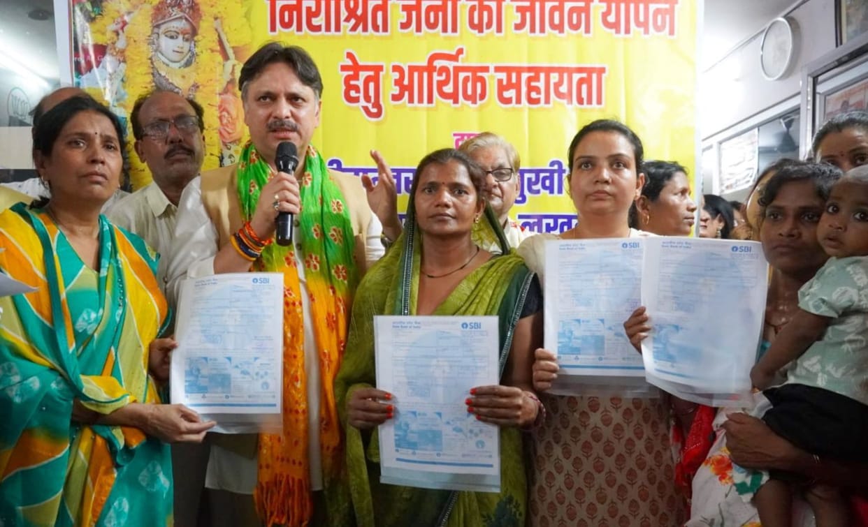 Dr. Rajeshwar provided financial assistance of 1 lakh each to five women.