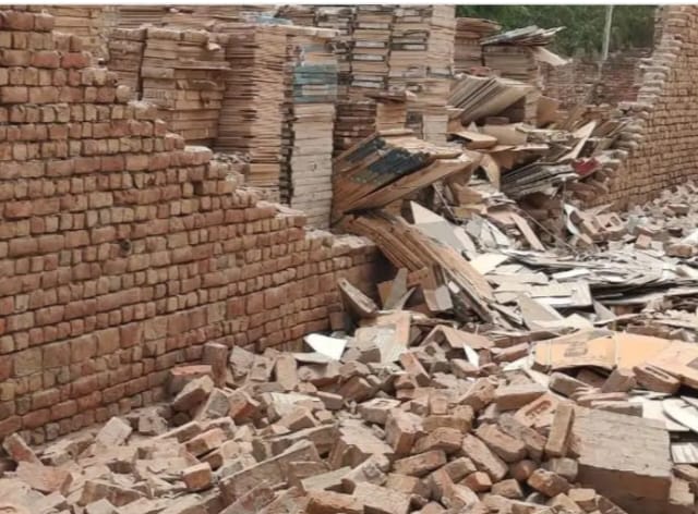 Woman labourer dies after being buried under debris, 4 injured