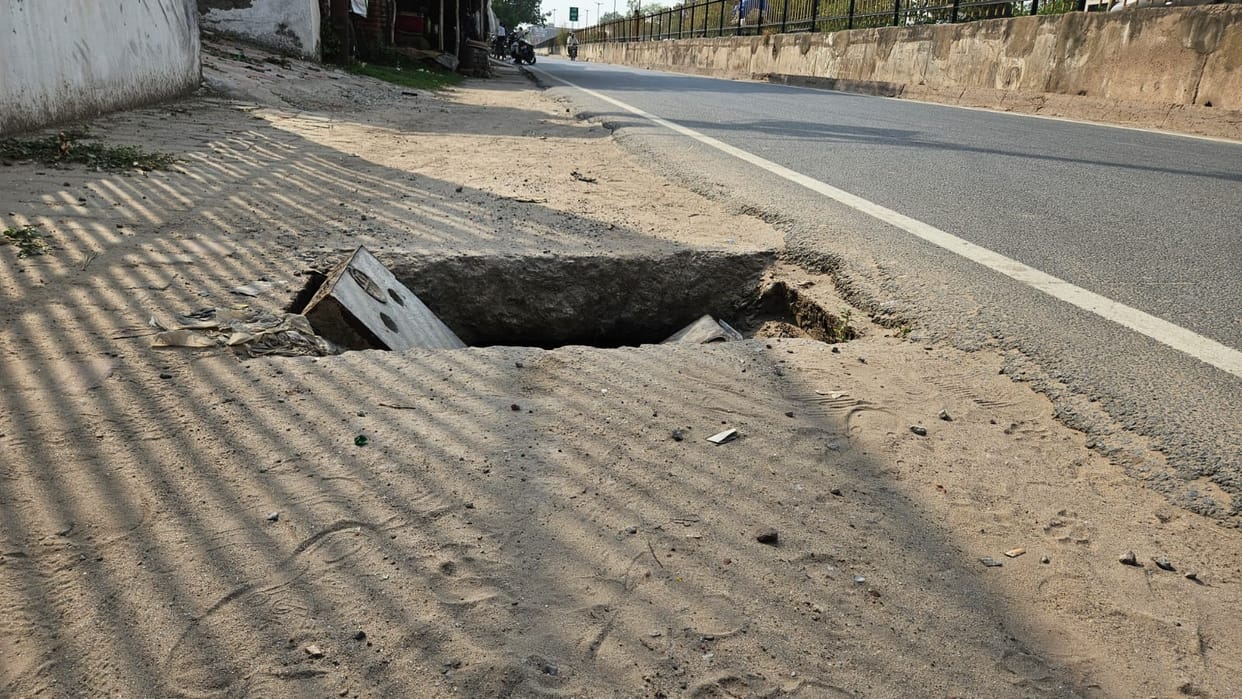 firozabad news shabby road accident threat