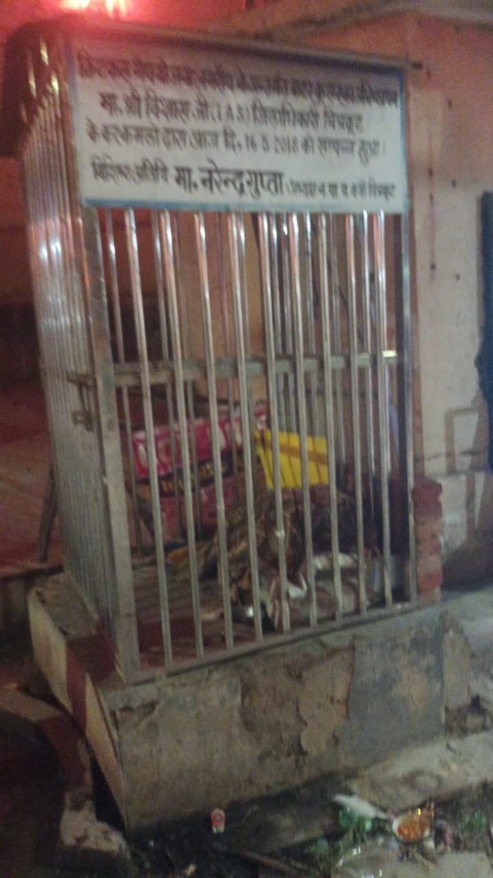 Thirsty devotees at Ramghat in the heat, water coolers out of order, toilets too far away