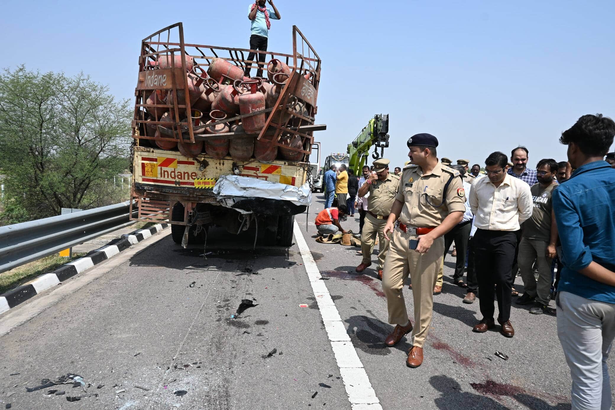 फोटो - 20 घटनास्थल पर जांच करते डीएम व एसपी। संवाद
