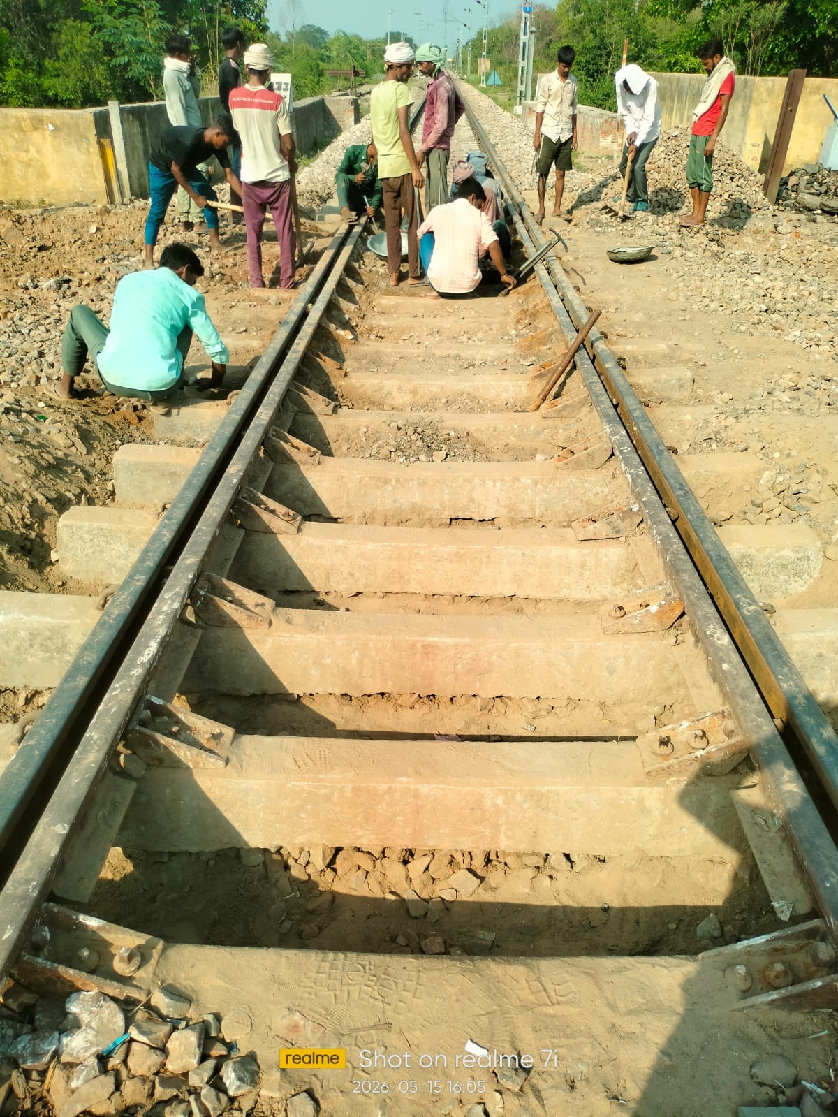 For closed railway link tracks, see