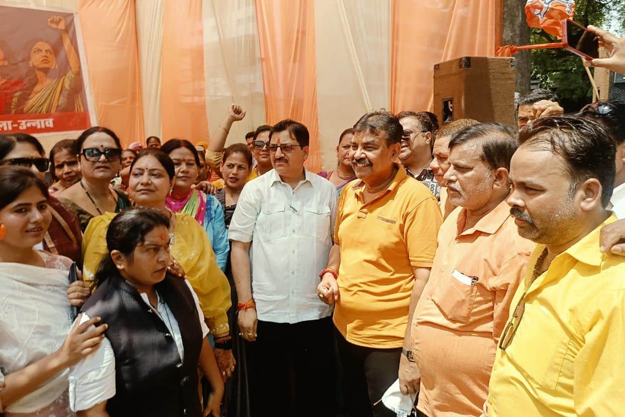 फोटो-3- प्रदर्शन में मौजूद जिलाध्यक्ष अनुराग अवस्थी, सदर विधायक पंकज गुप्ता व अन्य पदाधिकारी। स